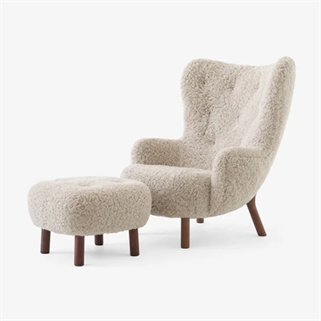 Andtradition Petra VB3 Loungestol & Puf ATD1 - Oiled Walnut & Sheepskin Moonlight